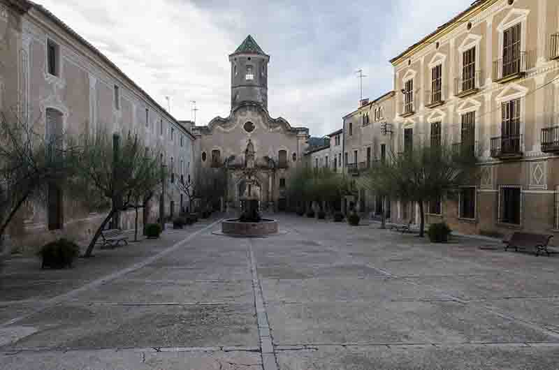 Tarragona - Reial Monestir de Santes Creus 06 - plaza de Sant Bernat Calbo.jpg